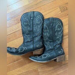 Roper women’s Black Western Cowboy Boots with Embroidered Design 8.5